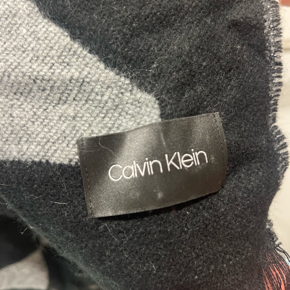 Calvin Klein winter cover shawl - Picture 3 of 6